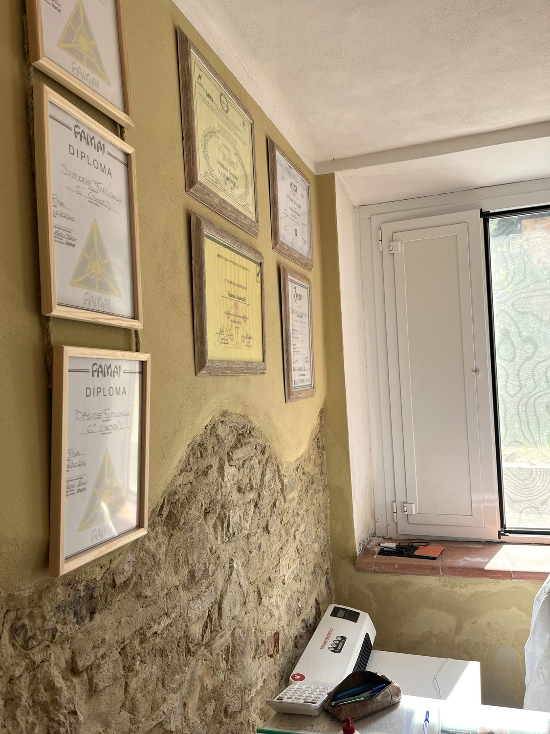 Diplomi e attestati di Simone Fiumicelli, naturopata, esposti in Tempra Performance Studio