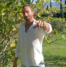 Simone Fiumicelli in outdoor — luce naturale, dialogo diretto