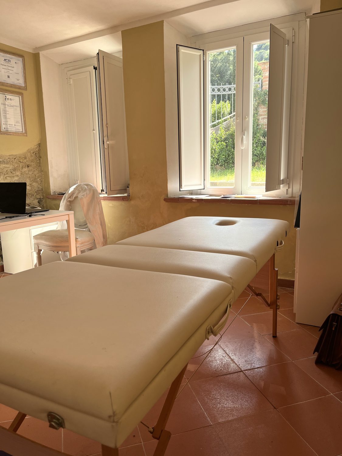 La sala trattamenti di Tempra Performance Studio a Parrana San Giusto (Livorno): lettino, luce naturale e ambiente curato